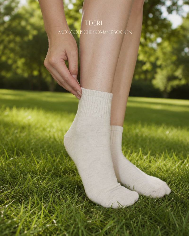Wollsocken, Comfort Fit Midi, Mongolische Wolle, Naturweiß, Sommersocke, in der Natur, von der Seite