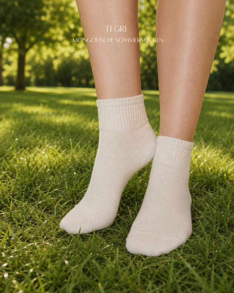 Wollsocken, Comfort Fit Midi, Mongolische Wolle, Naturweiß, Sommersocke, in der Natur, von vorne