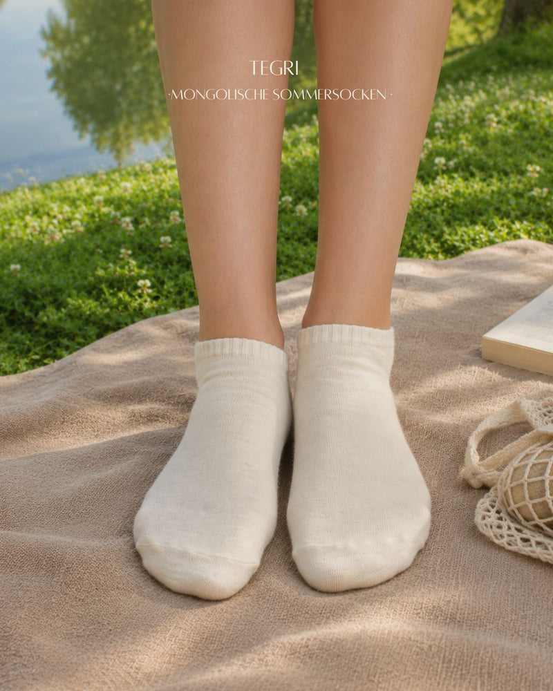 Wollsocken Sneaker-Schnitt, Mongolische Wolle, Naturweiß, von vorne