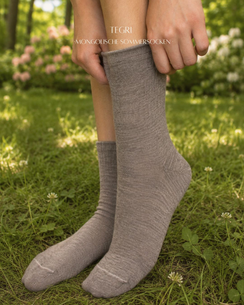Wollsocken, Comfort Fit Lang, Mongolische Wolle, Naturgrau, Sommersocke, von der Seite, in der Natur
