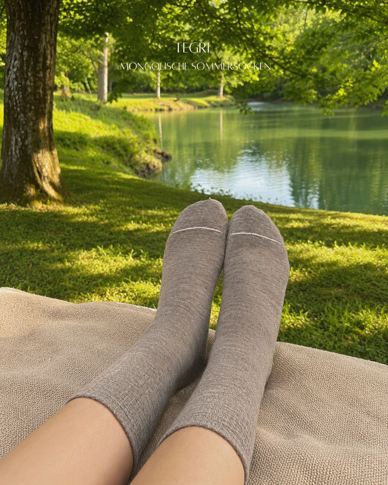 Wollsocken, Comfort Fit Lang, Mongolische Wolle, Naturgrau, Sommersocke, von vorne, liegend