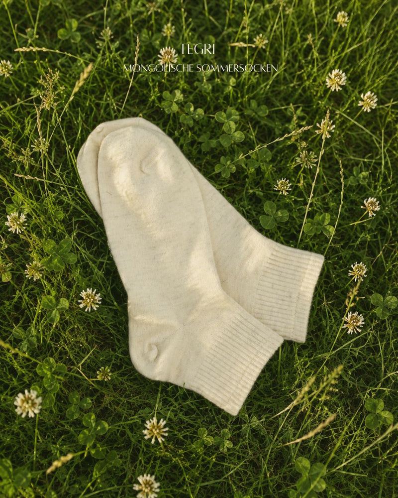 Wollsocken, Comfort Fit Midi, Mongolische Wolle, Naturweiß, Sommersocke, in der Natur, auf der Wiese
