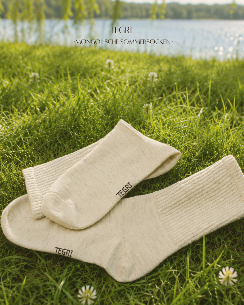 Wollsocken aus Mongolischer Wolle, Comfort Fit, Lang, Naturweiß, liegend