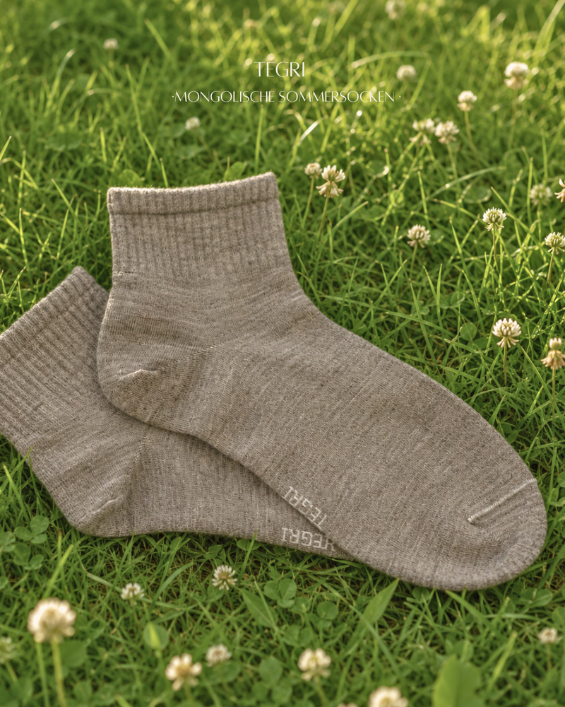 Wollsocken, Comfort Fit Midi, Mongolische Wolle, Naturgrau, Sommersocke, auf der Wiese