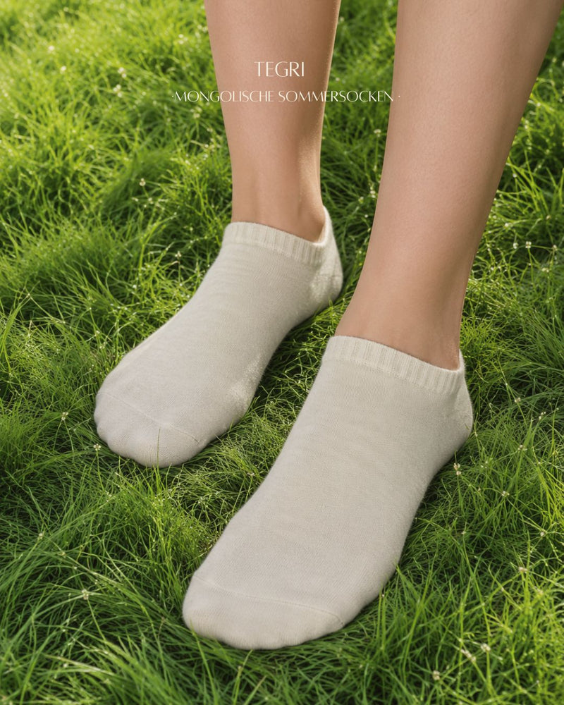 Wollsocken Sneaker-Schnitt, Mongolische Wolle, Naturweiß, auf der Wiese